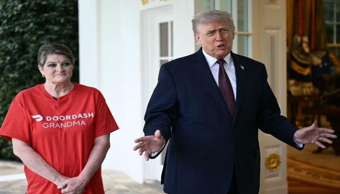 «دليفري على باب ترامب».. سيدة في البيت الأبيض تخطف الأضواء من إيران