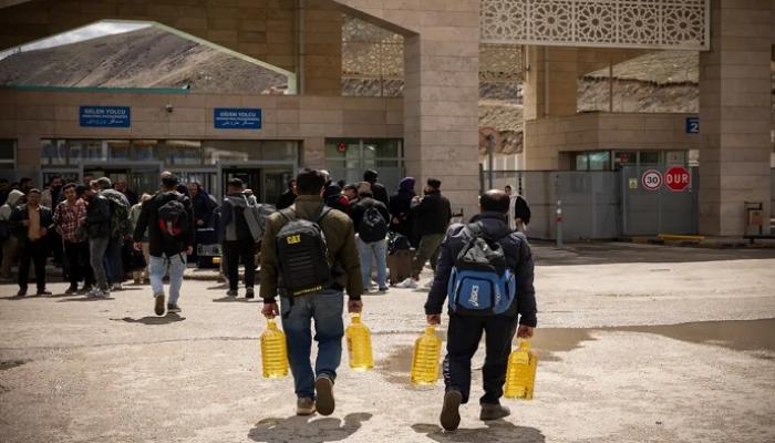 رحلة شاقة عبر الحدود بحثا عن زيت الطهي.. الغضب يختمر في إيران