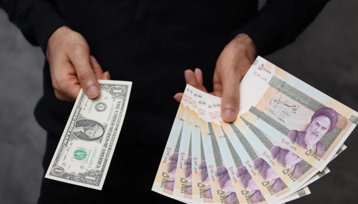 سعر الريال الإيراني يهوي إلى أدنى مستوى على الإطلاق مقابل الدولار