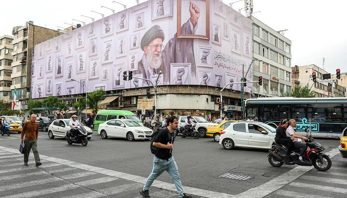 ردا على هجمات طهران.. غارات أمريكية تستهدف منشآت عسكرية إيرانية
