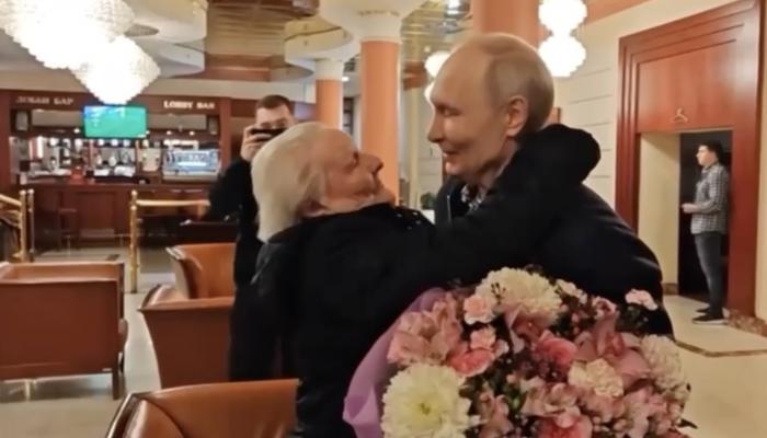 اصطحبها بسيارته.. مفاجأة مؤثرة من بوتين لمعلمته