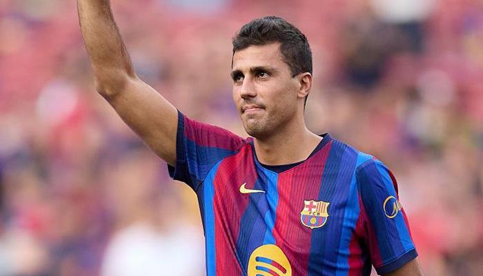 «مداعبات ريال مدريد والكرة الذهبية والحكام».. تصريحات مثيرة لرودري