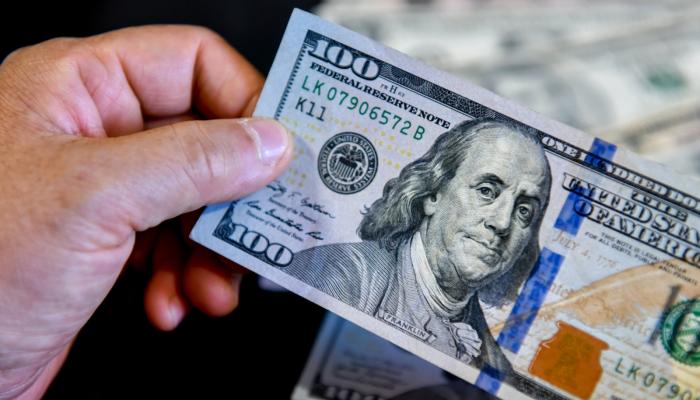 سعر الدولار اليوم عند أعلى مستوى في 17 شهرا مع تراجع اليورو