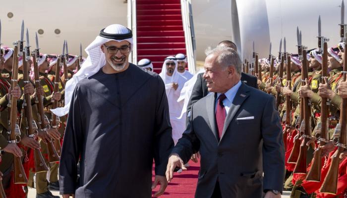 ملك الأردن في مقدمة مستقبليه.. ولي عهد أبوظبي يصل إلى مدينة العقبة في زيارة عمل