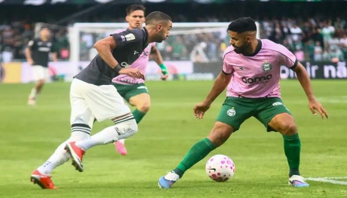 رغم الأداء اللافت.. إحصائية صادمة لحكيم زياش في الدوري البرازيلي
