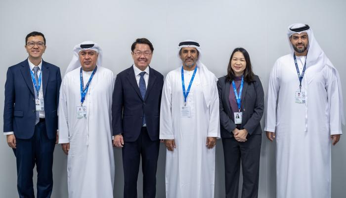 الإمارات وسنغافورة تبحثان التعاون في المدفوعات الرقمية والتمويل الأخضر