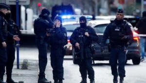 مسلح يقتل شخصا ويتسبب بجرح أربعة في ضواحي باريس