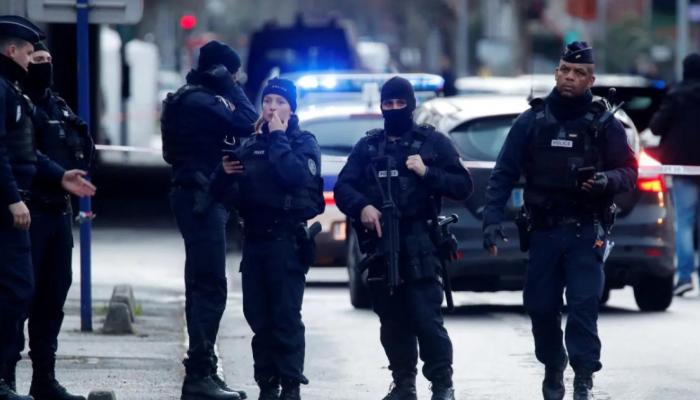 مسلح يقتل شخصا ويتسبب بجرح أربعة في ضواحي باريس